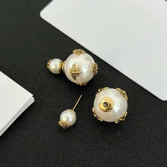 Vintage Honeybee Pearl Elegant Gold White Earrings - Picture 3 of 7